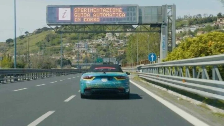 Una Maserati che guida da sola sulla Tangenziale di Napoli: che succede