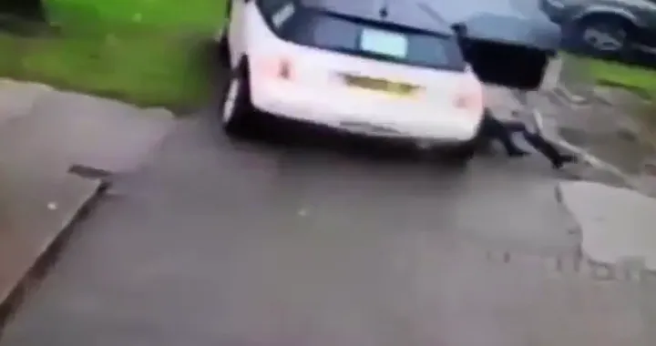 Il ladro le ruba la Mini e la trascina via [VIDEO]