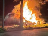 Toyota Yaris prende fuoco a causa dei fari accessi per troppo tempo