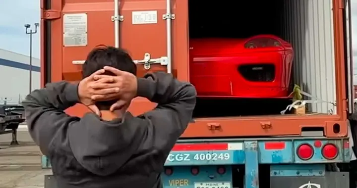 Compra una Ferrari, ma deve aspettare 10 mesi: era in quarantena