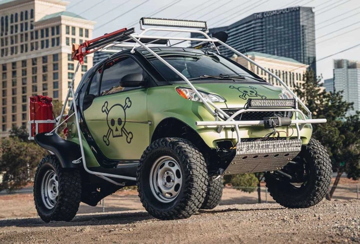 La piccola Smart diventa un Monster Truck con Gotham Garage
