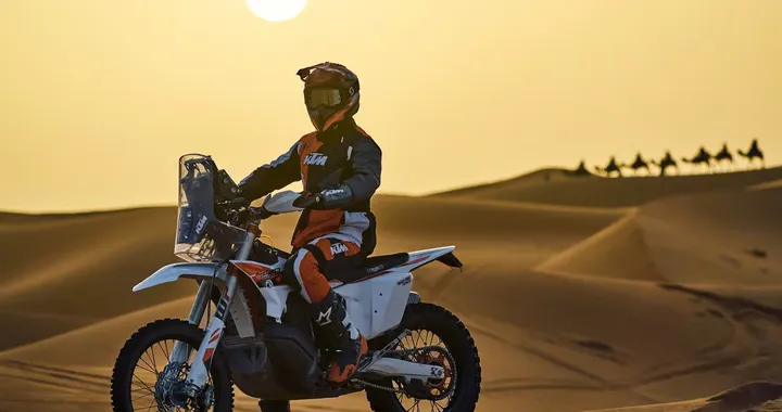 KTM 450 Rally Replica 2026: il massimo della tecnologia da rally raid