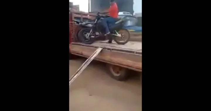 Caduta da brividi per scaricare la moto