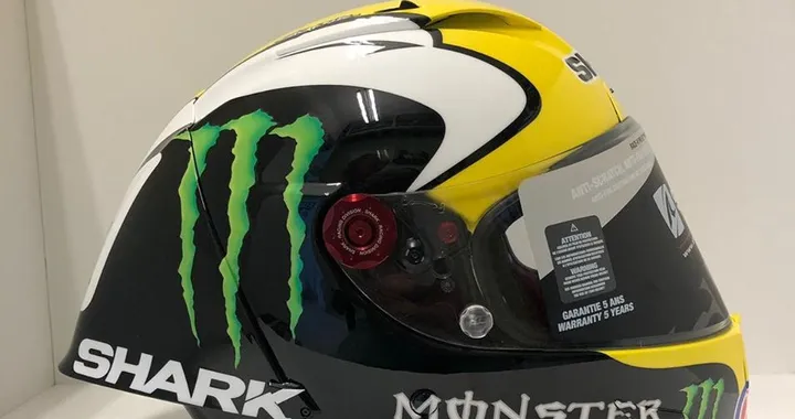 Alex Lowes alla 8 Ore di Suzuka con un casco dedicato a Kenny Roberts