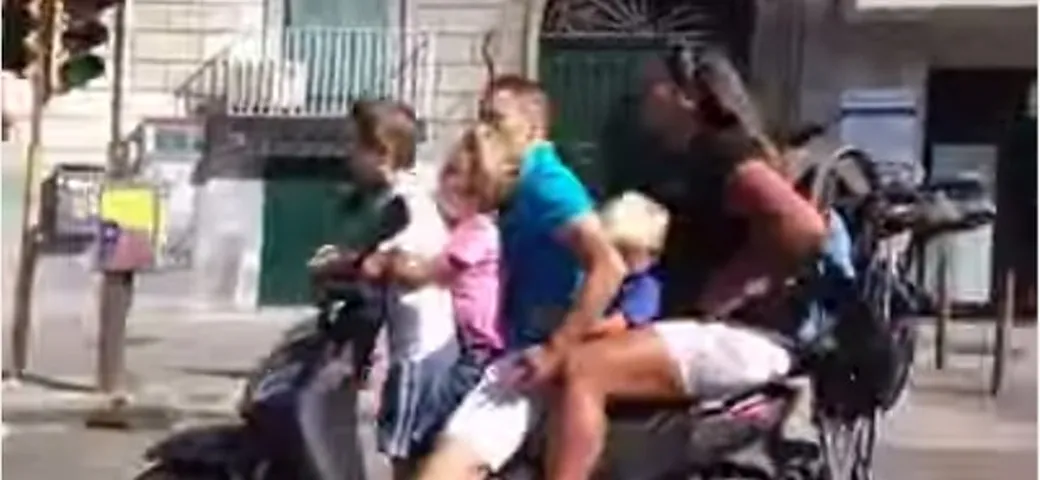 Napoli, in cinque (con tre bambini) su uno scooter senza casco [Video]