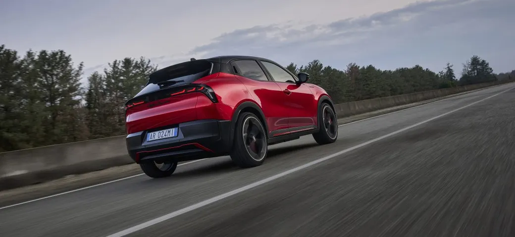 Richiami per Alfa Romeo Junior: problemi ai fari e al servosterzo