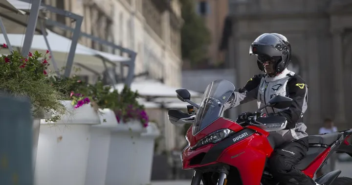 Caberg Levo X Carbon: focus su design, leggerezza e comfort [FOTO]
