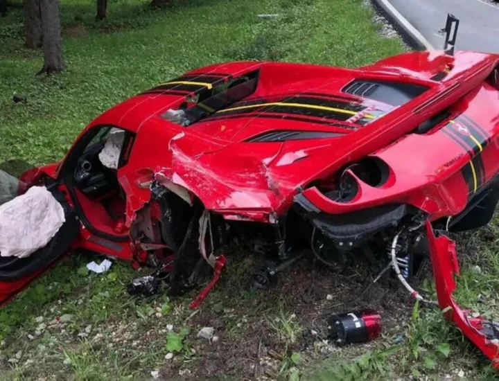 Ferrari F8 Spider si schianta contro un camion a Cortina