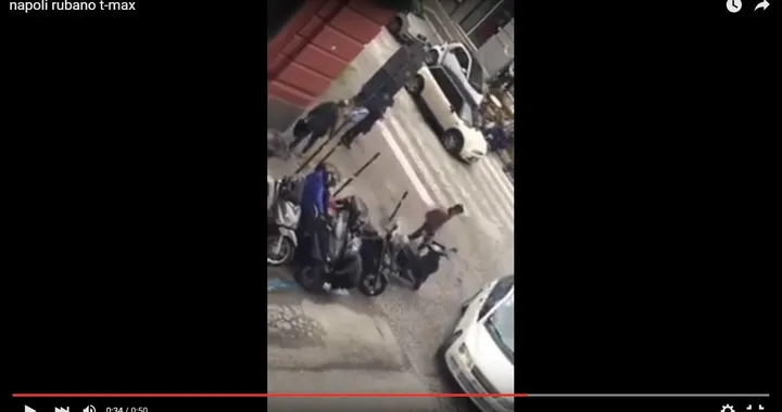 Yamaha TMAX: rubato a Napoli in 40 secondi [Video]