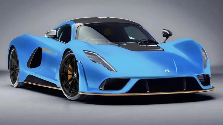 Compra la Venom F5 da 2 milioni di dollari, ma per legge potrà guidarla pochissimo