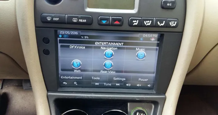 Non gradisce l'infotainment, mette un PC nella Jaguar