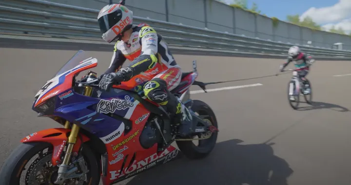 In bici a 272 km/h trainato da una moto: ecco il video del record
