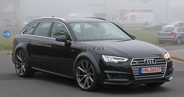 Foto spia Audi RS4 Avant