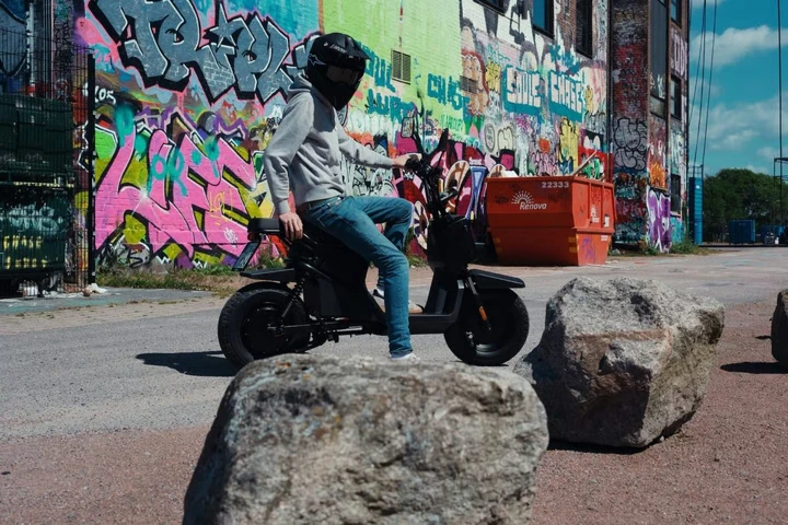 Vässla e Teenage Engineering rivoluzionano la mobilità urbana con epa-1