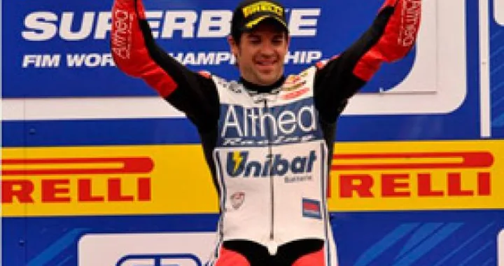 Assen regala la quarta vittoria stagionale a Checa (Ducati). Biaggi ok, ma senza zampata vincente. Caduta di Melandri