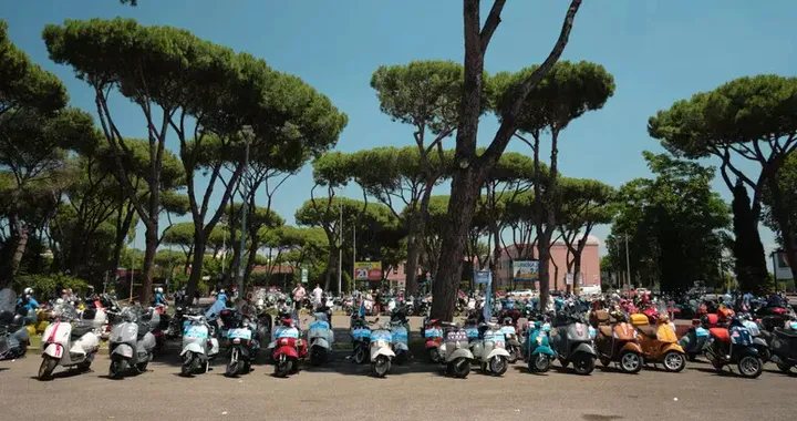 Vespa festeggia 80 anni: oltre 50.000 visitatori e 25.000 scooter in parata
