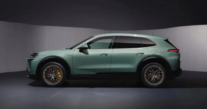 Porsche avvia la produzione della Cayenne Electric in Slovacchia