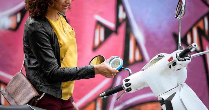 TomTom Vio: il Gps per scooter che usa lo smartphone
