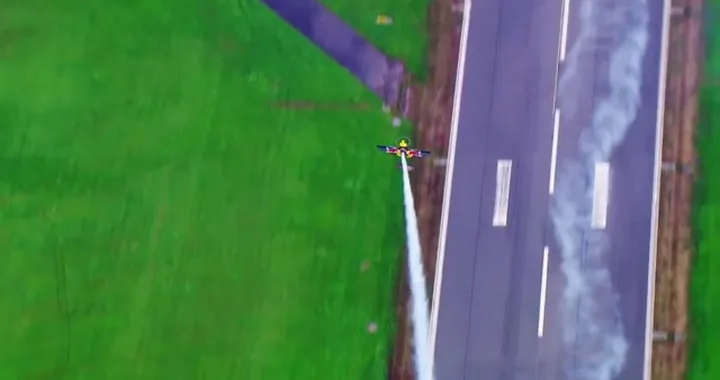 aereo contro auto redbull