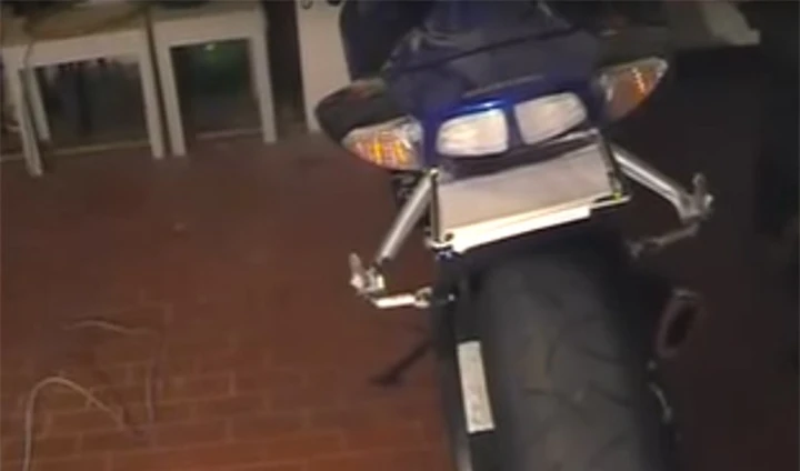 L'alza targa da moto è illegale! [Video]