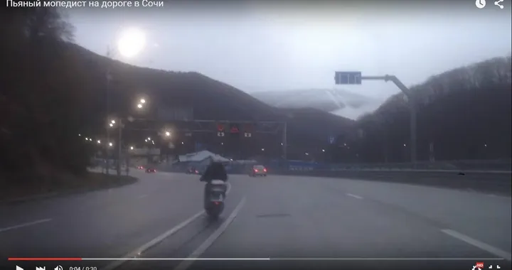 Ubriaco in scooter danza pericolosamente in strada [Video]