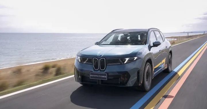 BMW iX3 percorre oltre 800 km con una sola ricarica: il test sorprende