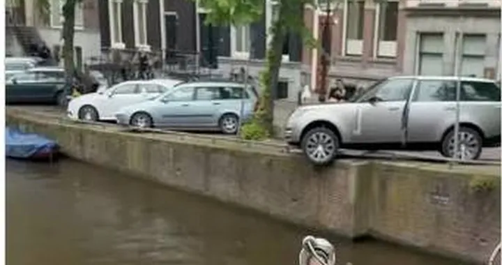 Un modo insolito di parcheggiare con la Range Rover | Video
