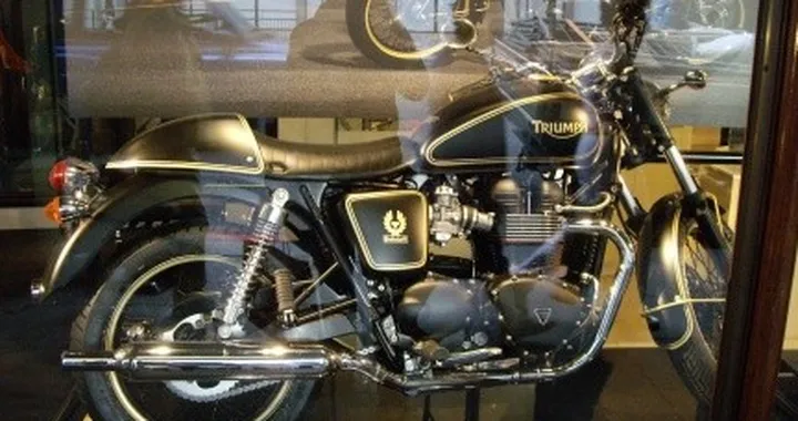 Foto del giorno: Bonneville 50th Anniversary e Desmosedici GP8 da Harrods