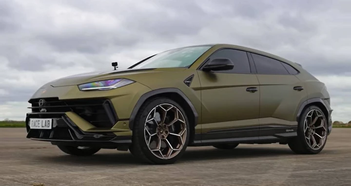 Drag race Lamborghini Urus Ferrari Purosangue