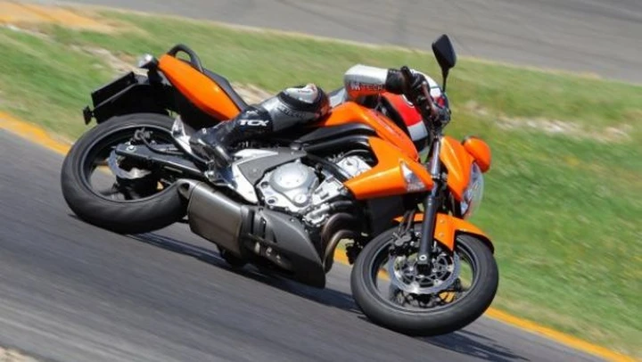 Scatto in Corsa: Kawasaki ER-6n a Castelletto