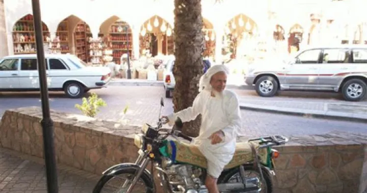 Foto del giorno: Oman, anche i "giovani" non portano il casco...