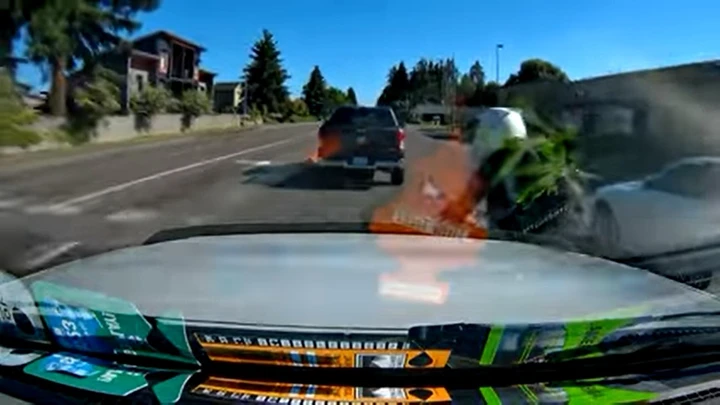 Moto frena bruscamente davanti al SUV: l'impatto è inevitabile [Video]