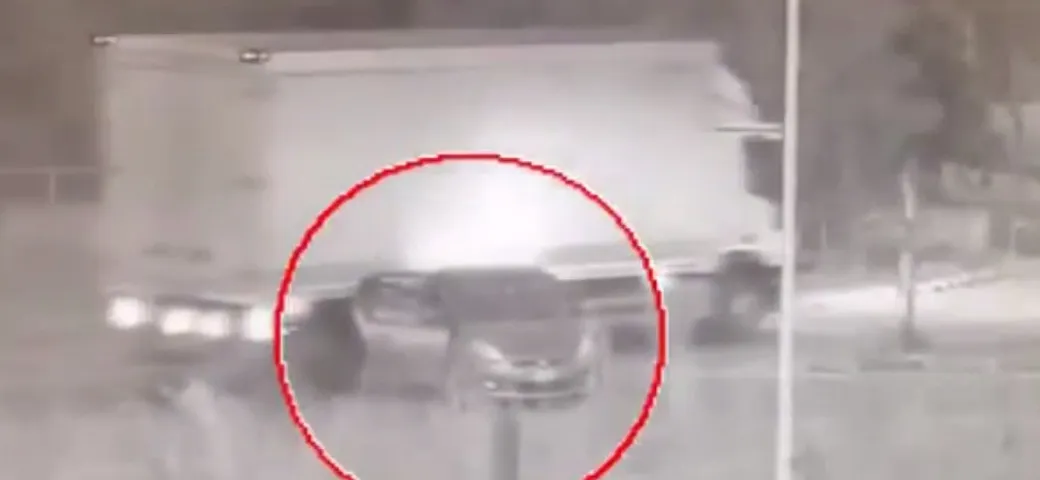 Il camionista sperona l'auto dei rapinatori [Video]