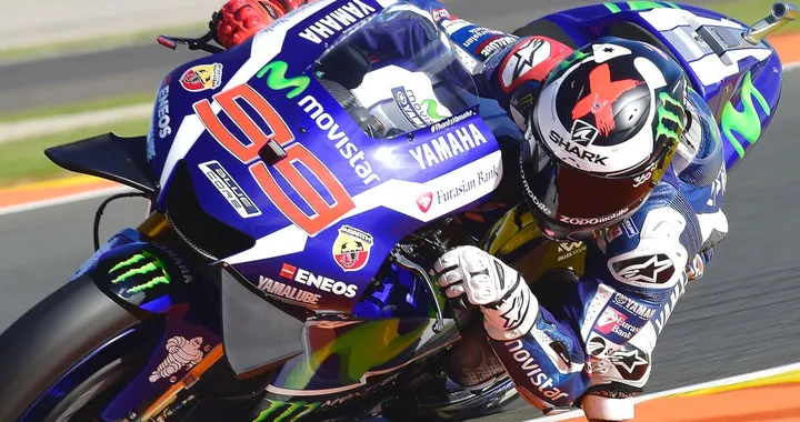 MotoGP, pole “capolavoro” di Lorenzo. Marquez e Rossi pronti a sfidare il maiorchino per la vittoria dell’orgoglio