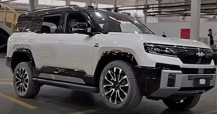 Denza B8, il SUV BYD che si solleva da solo per cambiare una gomma
