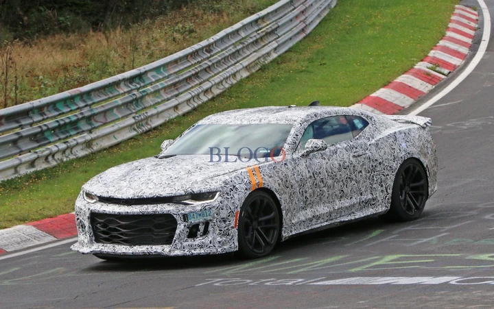 Chevrolet Camaro ZL1: foto spia su strada e in pista
