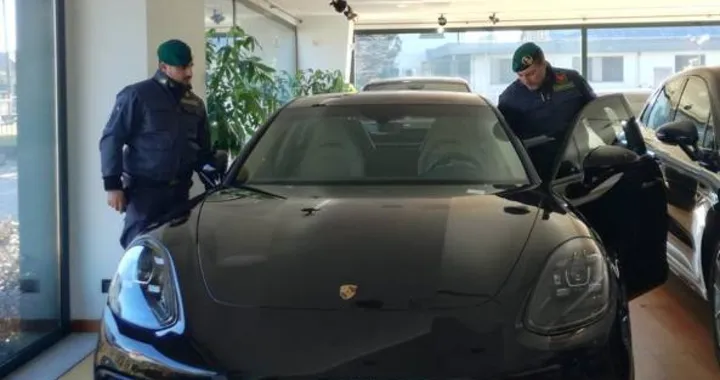Maxi-frode da 43 milioni, importavano auto di lusso dall'estero