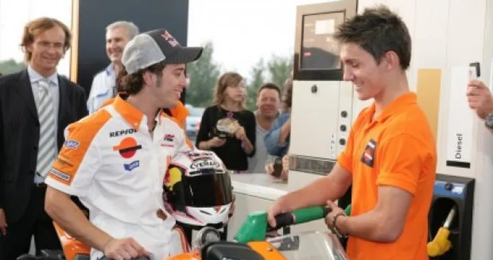 Andrea Dovizioso "fa il pieno" alla Repsol Italy Service Station