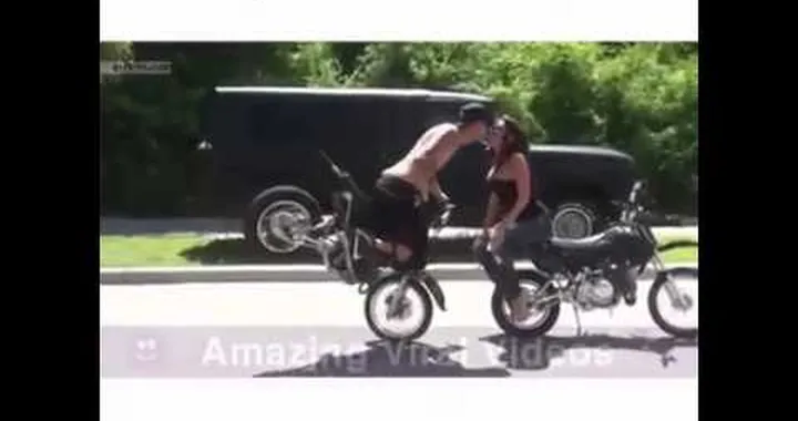 Bacio acrobatico in moto...dall'esito infelice
