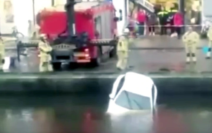 Auto nel canale: mamma e neonato in salvo