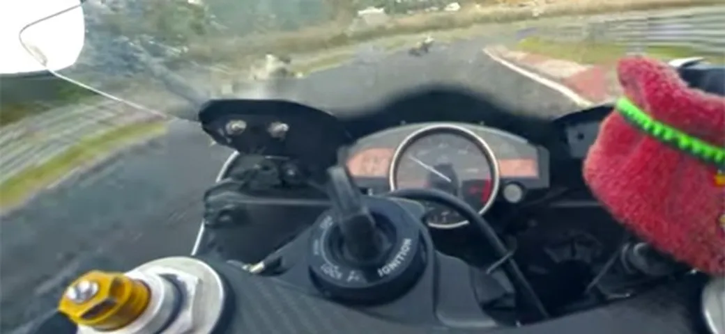Quando pensi di andare forte e ti sverniciano all'esterno [Video]