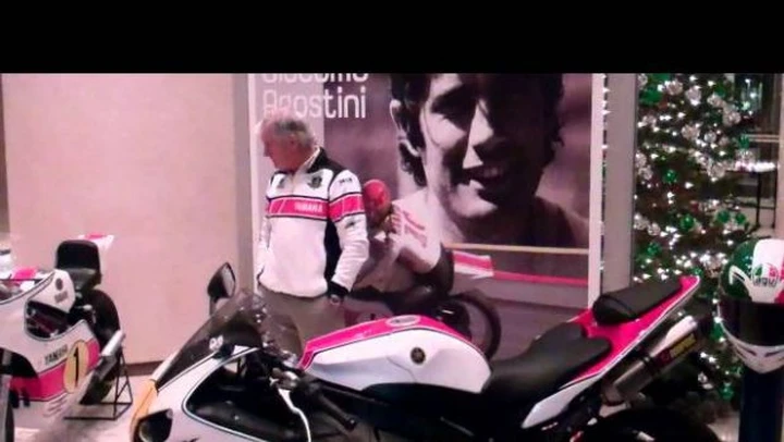 Giacomo Agostini firma una Yamaha R1 speciale per beneficenza