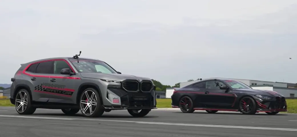 BMW M4 CSL vs XM, con tuning Manhart: guarda la drag race