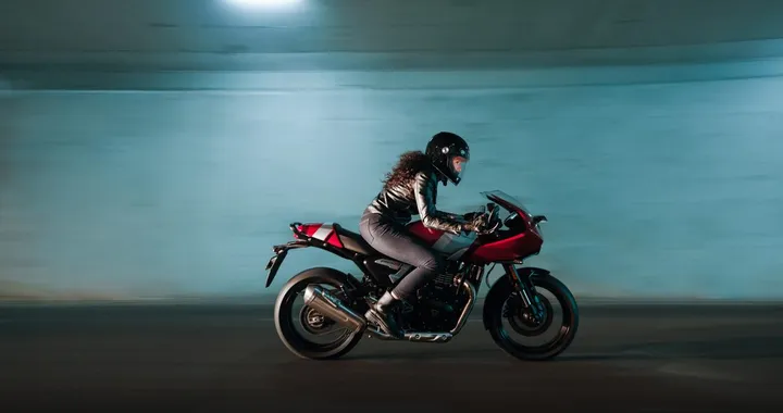 Triumph rilancia nelle 400cc: arrivano Tracker e Thruxton 2026