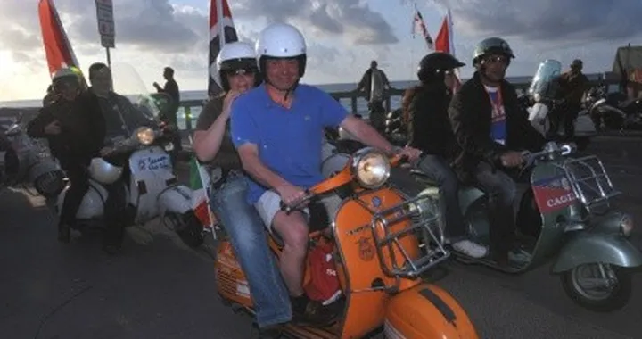 Migliaia di Vespisti a Cefalù per il Vespa World Days 2008