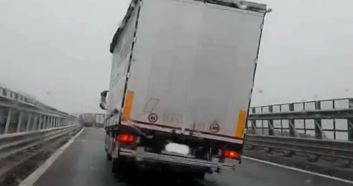 Autostrada A2: le raffiche di vento ribaltano i camion [Video]