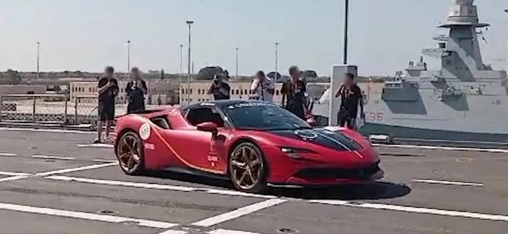 Record mondiale per Barone con la Ferrari SF90 sulla portaerei Garibaldi