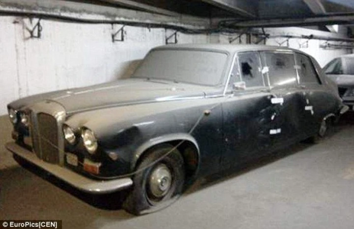 La Daimler DS 420 del Principe Fillippo giace abbandonata da 10 anni in un garage di Bucarest