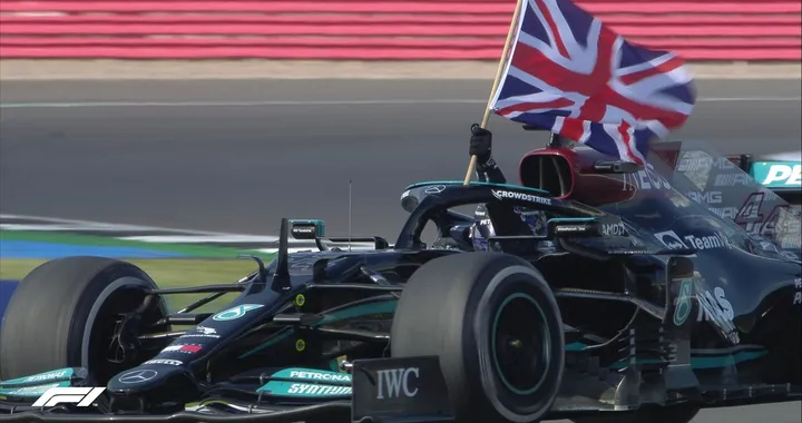 F1 GP di Gran Bretagna: Hamilton trionfa nonostante la penalità