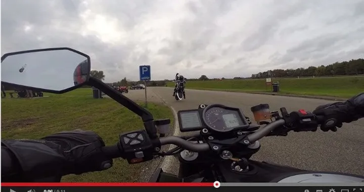 Un'impennata che diventa figuraccia [Video]